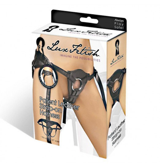 Черные трусики для страпона из патентованной кожи