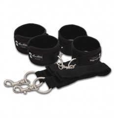 Две пары черных наручников, крепящиеся к матрасу