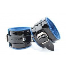 Чёрные лаковые наручники с синим подкладом