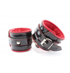 Лаковые чёрно-красные перфорированные наручники