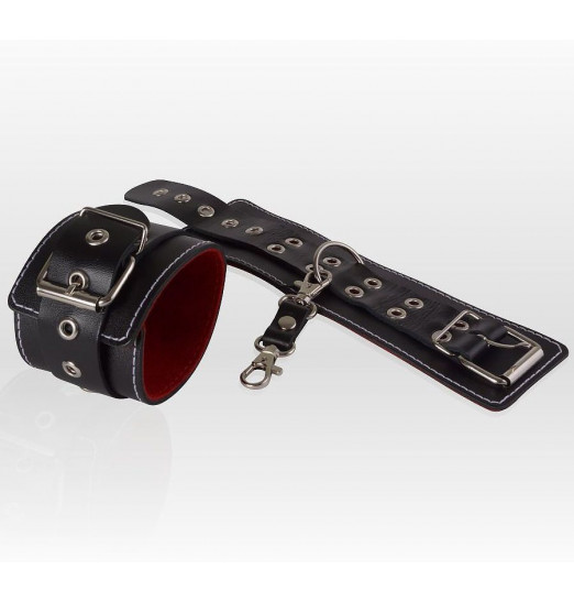 Чёрные кожаные наручники с контрастной строчкой и красной изнанкой Чёрные кожаные наручники с контрастной строчкой и красной изнанкой