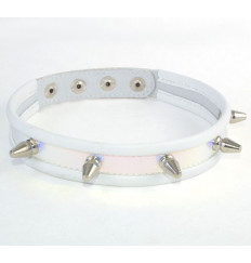 Узкий белый ошейник с шипами и перламутровым блеском