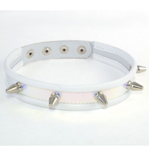 Узкий белый ошейник с шипами и перламутровым блеском
