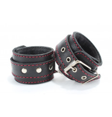 Черные оковы на ноги с красной строчкой