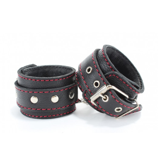 Черные оковы на ноги с красной строчкой