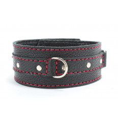 Черный ошейник из натуральной кожи с красной строчкой и кольцом