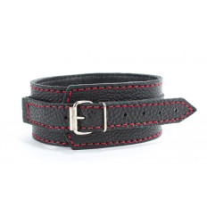 Черный ошейник из натуральной кожи с красной строчкой и заклепками