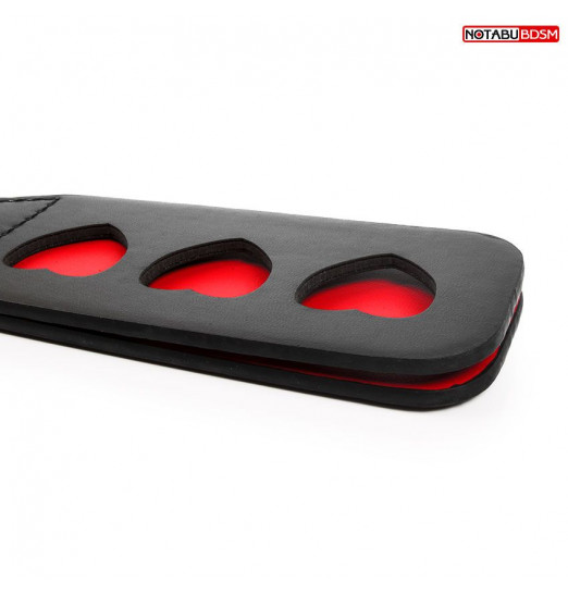 Черная шлепалка NOTABU с красными сердечками - 32 см.