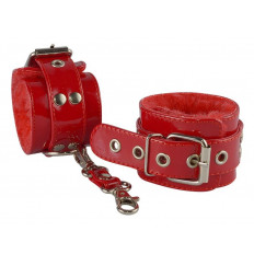 Красные лаковые наручники с меховой отделкой Красные лаковые наручники с меховой отделкой
