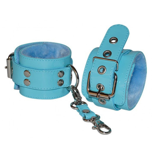 Голубые лаковые наручники с меховой отделкой