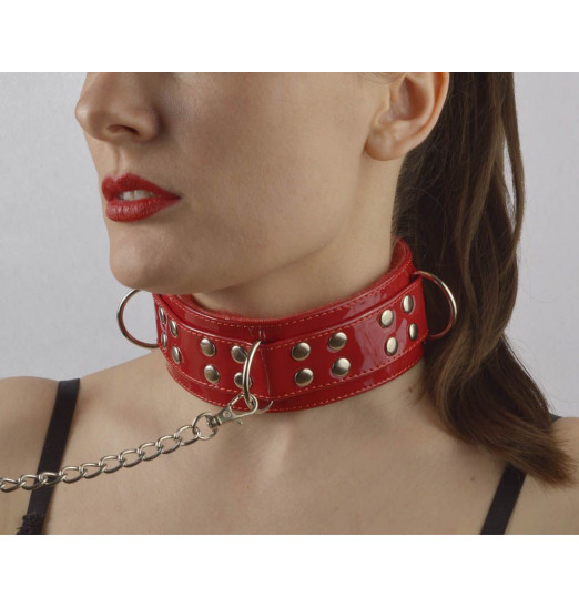 Красный лаковый ошейник с меховой подкладкой