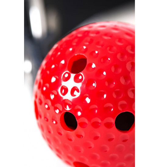 Красный кляп-шарик на черном регулируемом ремешке