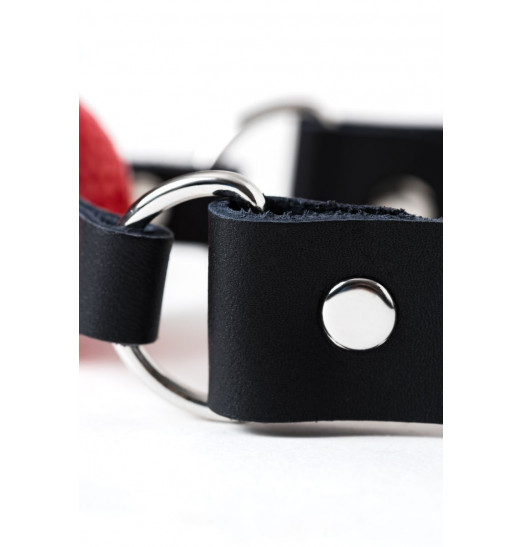 Красный кляп-шарик на черном регулируемом ремешке
