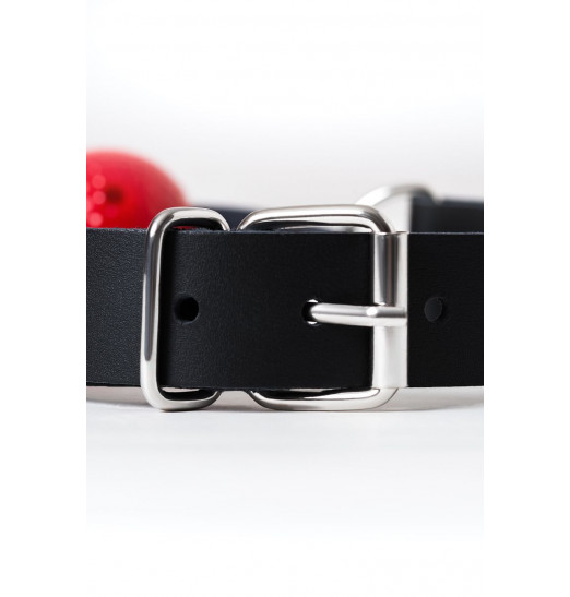 Красный кляп-шарик на черном регулируемом ремешке