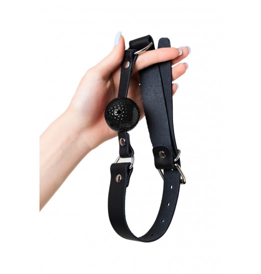 Черный кляп-шарик с отверстиями на регулируемом ремешке
