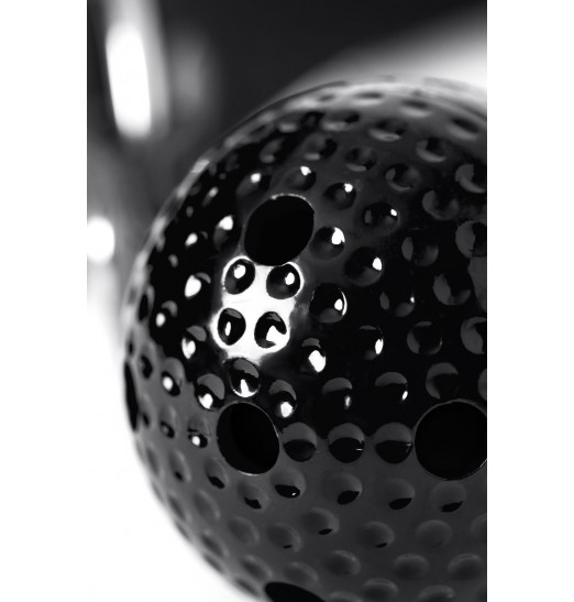 Черный кляп-шарик с отверстиями на регулируемом ремешке