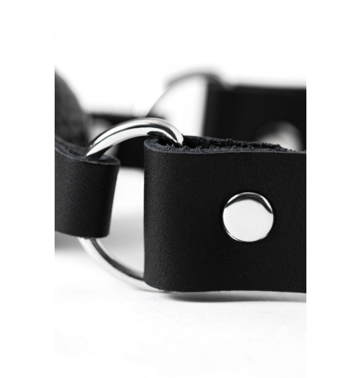 Черный кляп-шарик с отверстиями на регулируемом ремешке