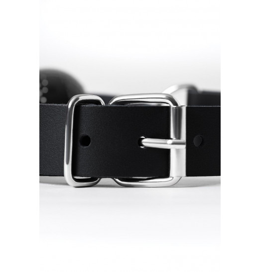 Черный кляп-шарик с отверстиями на регулируемом ремешке