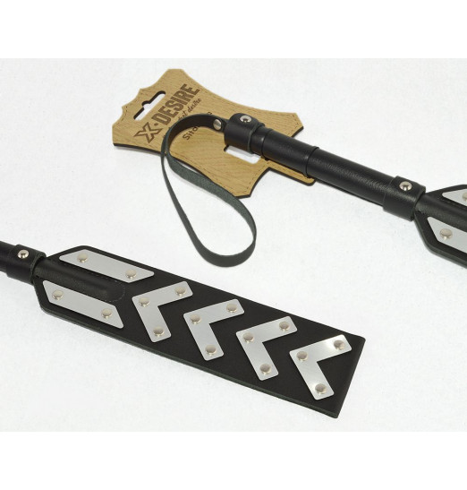 Черная шлепалка с имитирующими металл вставками Черная шлепалка с имитирующими металл вставками