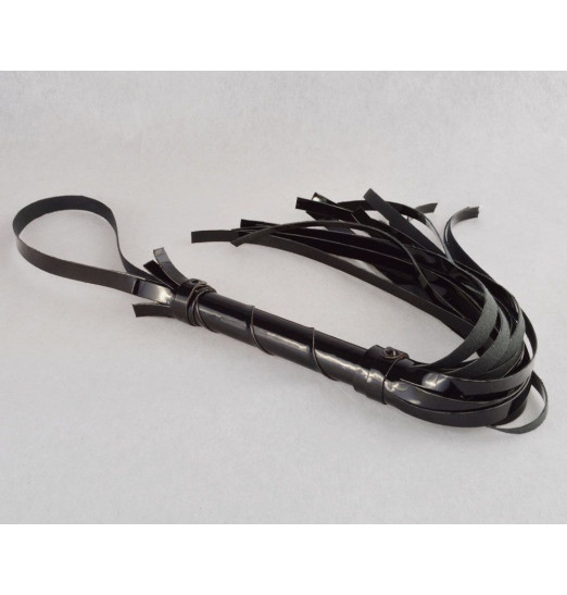 Черная лаковая плеть-флогер - 40 см.
