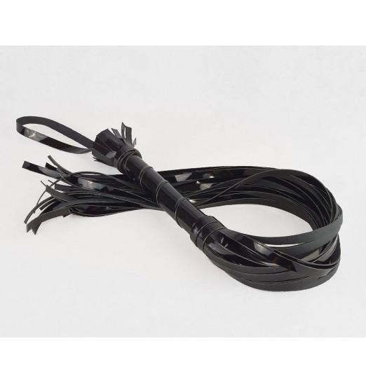 Черная лаковая плеть-флогер - 65 см.