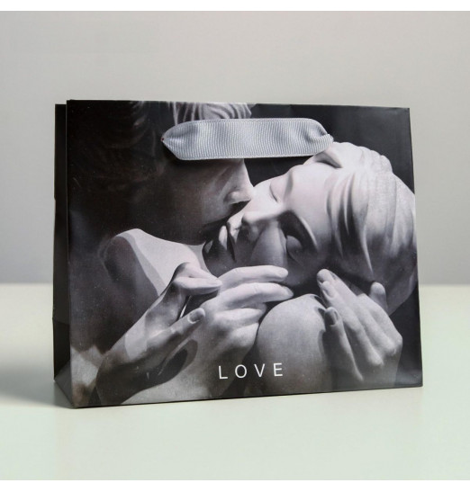 Маленький бумажный подарочный пакет LOVE - 15 х 12 см.