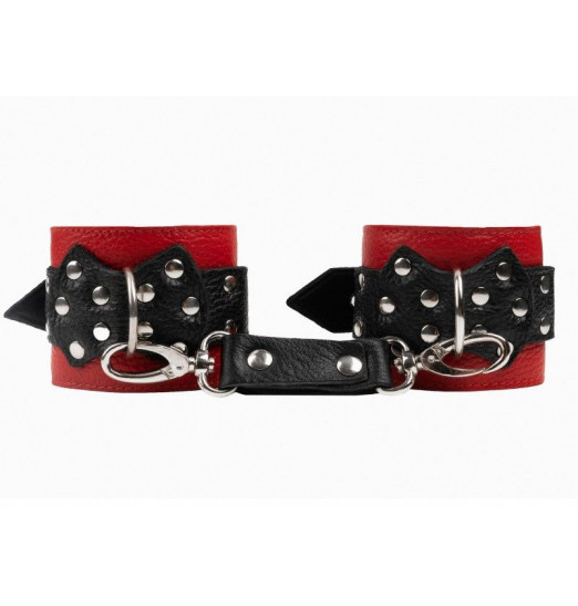 Красно-черные наручники с фиксацией на двух карабинах