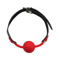 Красный силиконовый кляп-шарик с фиксацией на черных ремешках