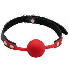 Красный силиконовый кляп-шарик с фиксацией на черных ремешках