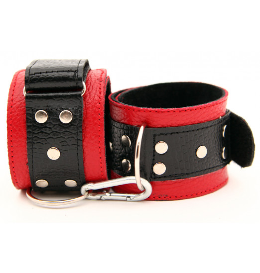 Красно-чёрные кожаные наручники Красно-чёрные кожаные наручники