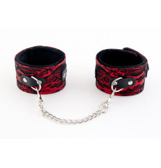 Красные кружевные поножи