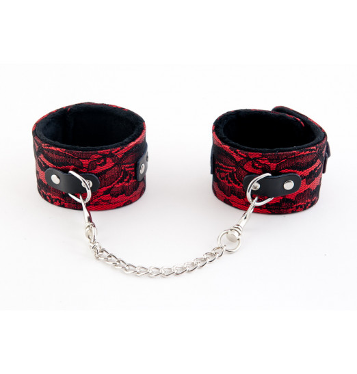 Красные кружевные поножи