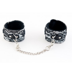 Серебристые кружевные поножи