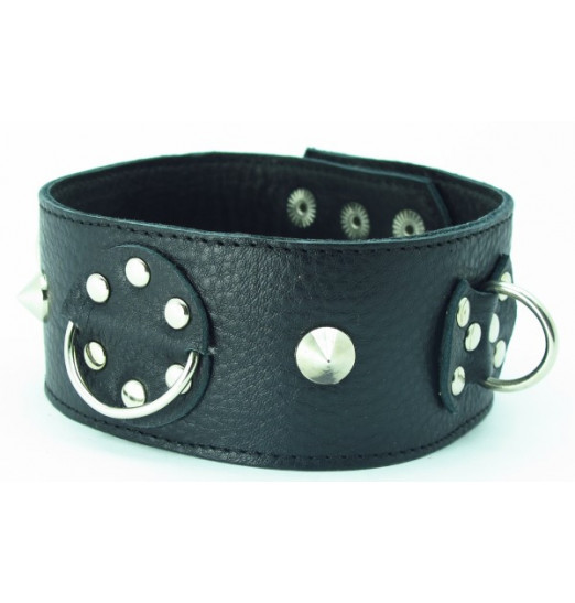 Чёрный кожаный ошейник с кольцами и клёпками
