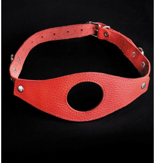 Красный кожаный кляп с отверстием