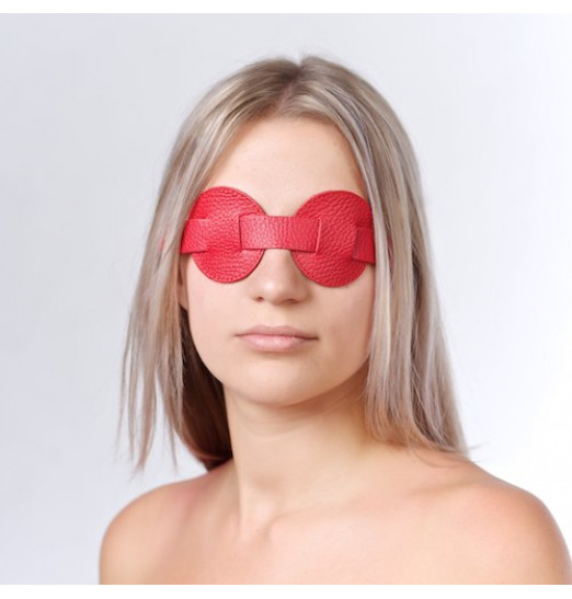 Красная кожаная маска на глаза для эротических игр