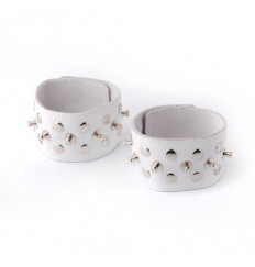 Напульсники белые с шипами и заклепками