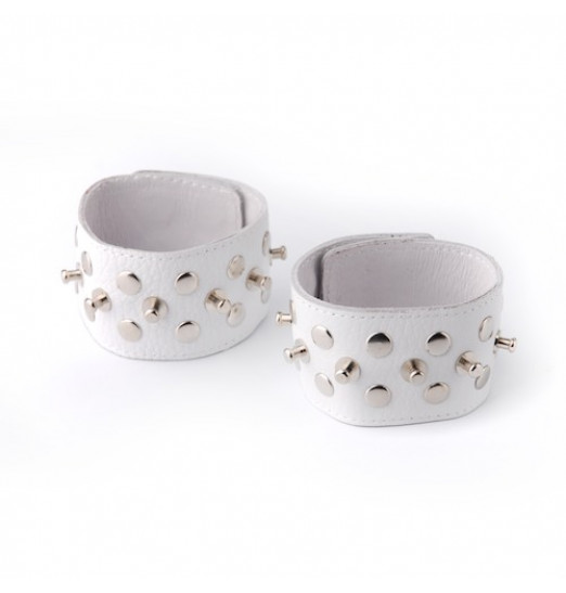 Напульсники белые с шипами и заклепками