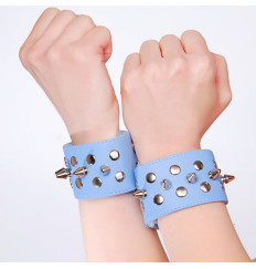 Голубые напульсники с шипами и заклепками Голубые напульсники с шипами и заклепками