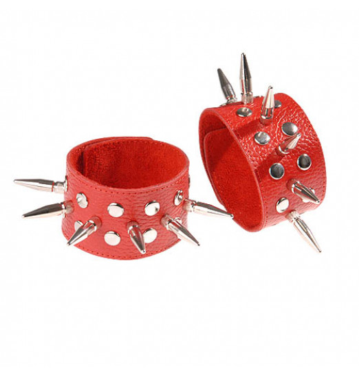Красные кожаные напульсники с шипами и заклепками