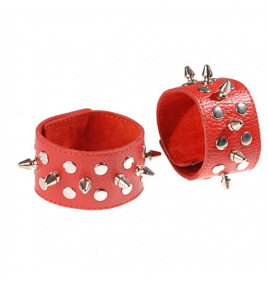 Красные напульсники с шипами и заклепками