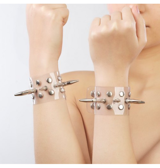 Прозрачные напульсники с шипами и заклепками