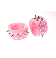 Розовые напульсники с шипами и заклепками