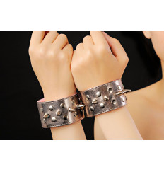 Напульсники цвета бронзы с шипами