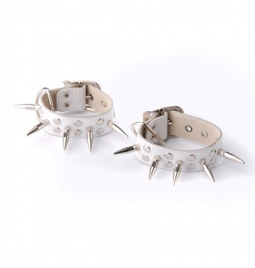 Кожаные белые наручники с шипами и заклепками