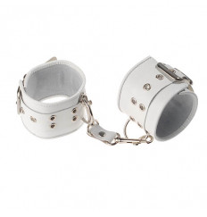 Белые кожаные наручники с двумя карабинами на концах Белые кожаные наручники с двумя карабинами на концах