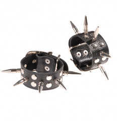 Черные кожаные наручники с шипами и заклепками