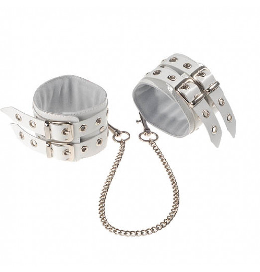 Белые кожаные оковы, соединенные цепочкой