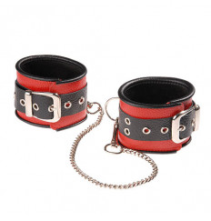 Красно-чёрные кожаные оковы, соединенные цепочкой Красно-чёрные кожаные оковы, соединенные цепочкой