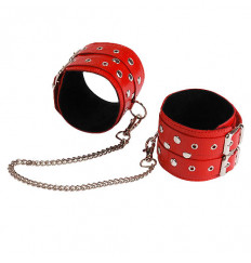 Кожаные красные оковы, соединенные цепочкой Кожаные красные оковы, соединенные цепочкой
